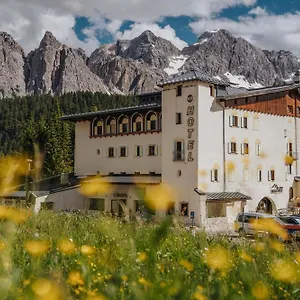 Отель Passo Tre Croci Cortina, Кортина-д'Ампеццо